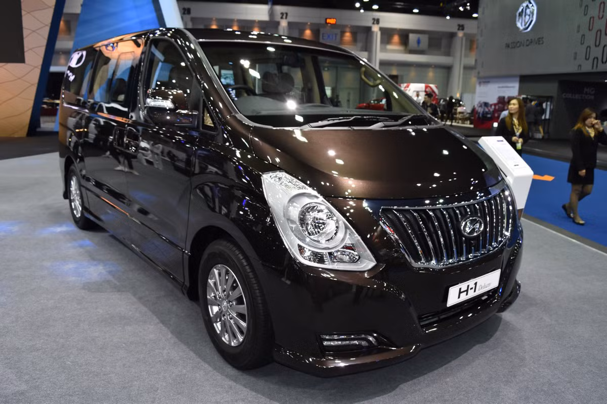 Ở diện mạo bên ngoài, phần đầu xe nổi bật với bộ lưới tản nhiệt lớn dạng đa giác, các thanh ngang lớn dạng đứng mạ crôm sáng. Trong khi đó, cụm đèn pha dạng to bản với có công suất cao dạng thấu kính, tích hợp đèn xi-nhan, cụm đèn sương mù dạng thanh ngang nằm đối xứng hai bên trên cản trước của xe.