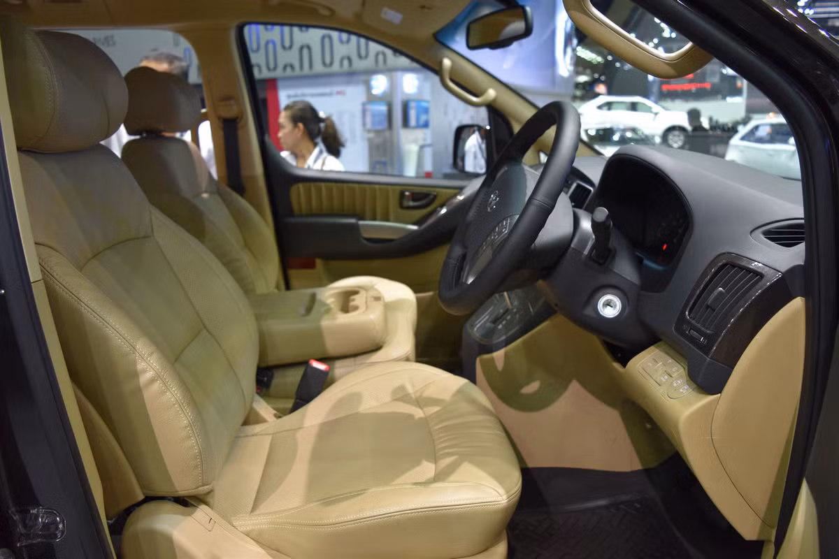 Nội thất nổi bật với vô-lăng dạng 4 chấu tích hợp các phím chức năng, tay lái và ghế bọc da, hệ thống cảm ứng màn hình cảm ứng 8inch tích hợp Apple CarPlay và Smart View.
