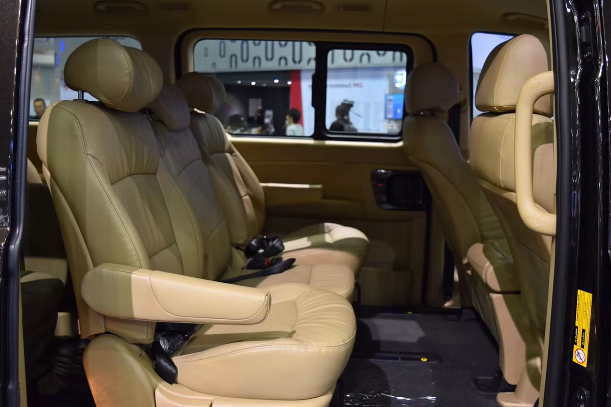 Ngoài ra được trang bị thêm một đầu DVD gắn trần với màn hình LCD 13,3 inch, tủ có ánh sáng tâm trạng với sáu màu lựa chọn, điều hòa tự động và hệ thống camera 360 độ.