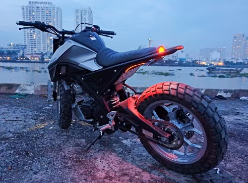 Mang phong cách Enduro, lốp xe được thay thế loại bánh gai giúp xe vượt qua những cung đường khó khăn. Ngoài ra, chi tiết gấp sau và phuột được giữ lại nguyên bản. Được biết, bản độ này không can thiệp đến động cơ.