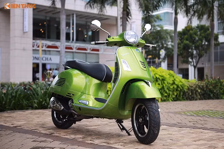 Động cơ trên Vespa GTS 300 loại Quasar xy-lanh đơn, dung tích 278,3 cc, làm mát bằng dung dịch, phun xăng điện tử, cho công suất 20,9 mã lực tại 7.750 vòng/phút và mô-men xoắn 22 Nm tại 5.000 vòng/phút. Theo công bố của nhà sản xuất xe máy Piaggio, mức tiêu hao nhiên liệu được nhà sản xuất công bố là 41,6 km/lít.