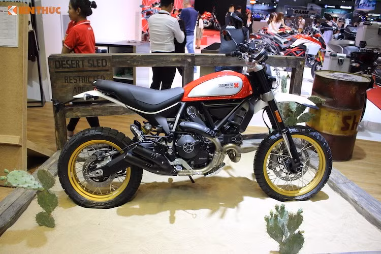 Với chiếc xe, Ducati đã tìm cách để biến Scrambler trở thành một chiếc "cào cào" Enduro hay Dual Sport, trong khi vẫn giữ nguyên chất cổ điển đã tạo nên thành công của dòng xe này. Desert Sled tiếp tục được trang bị khối động cơ Desmoduel L-Twin SOHC 2 van với dung tích 803 cc, làm mát bằng khoogn khí, cho công suất tối đa 75 mã lực.