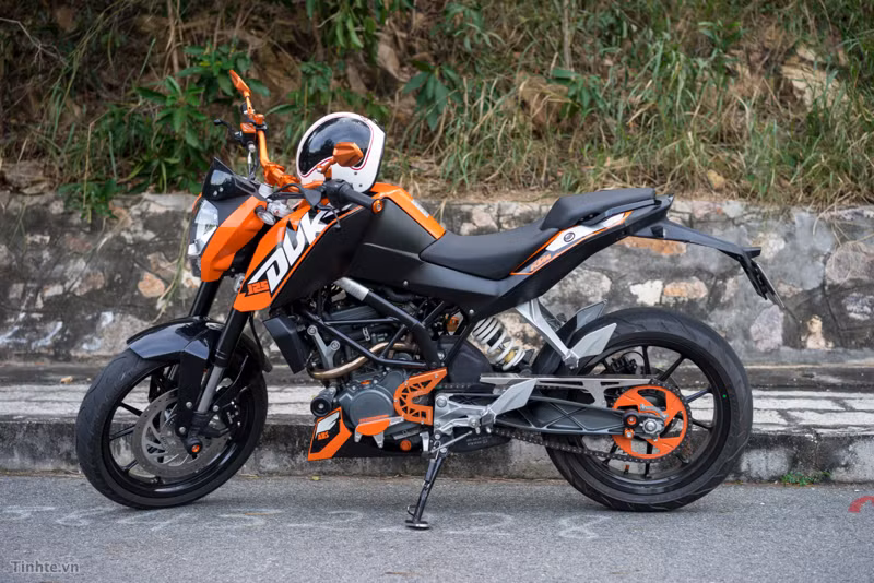KTM 125 Duke được Auto Trader đánh giá là xe phân khối nhỏ tốt nhất. Đây là phiên bản phân khối nhỏ của KTM Duke 390, xe nổi bật với phong cách trẻ trung, hiện đại và thân thiện thừa hưởng từ các “đàn anh" dòng Duke. Thêm vào đó, trang bị trên xe cũng rất rất đáng chú ý với màn hình TFT hiển thị thông số, ống xả chống nước và hệ thống đèn LED.