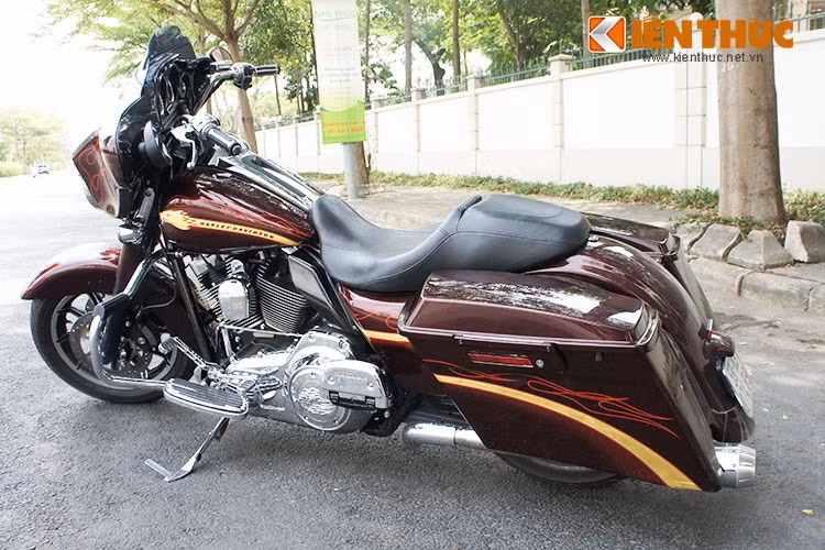 CVO Street Glide phát triển từ phiên bản thường, vốn nằm trong dòng Touring của hãng môtô Harley-Davidson nhưng được trang bị một loạt các đồ chơi đi kèm cùng ngoại hình to lớn độc đáo và phong cách bụi bặm, động cơ V-Twin được thay thế bởi động cơ Twin cam 110 làm mát bằng gió.