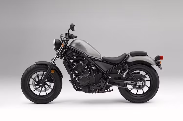 Honda Rebel 500 2017 được trang bị động cơ xy-lanh đôi, dung tích 471 cc và hộp số 6 cấp. Động cơ sản sinh công suất tối đa 46 mã lực tại vòng tua máy 8.500 vòng/phút và mô-men xoắn cực đại 43 Nm tại vòng tua máy 6.500 vòng/phút. Cả 2 phiên bản Rebel đều sẽ có hộp số côn tay 6 cấp.