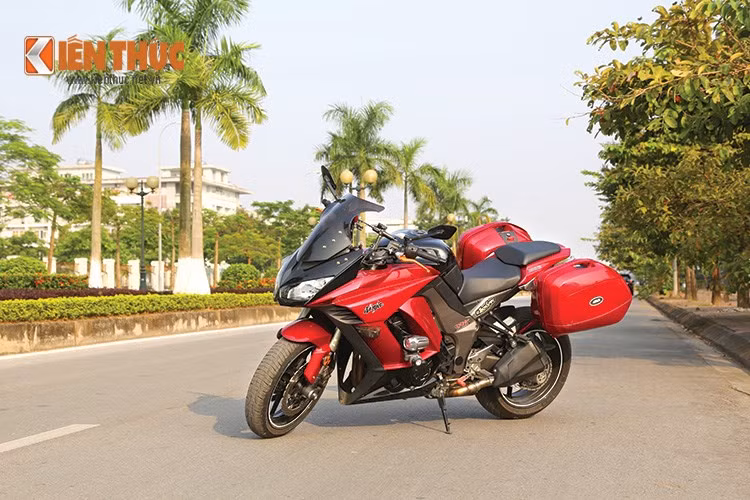 Mẫu môtô phân khối lớn mới nhất và đình đám nhất của hãng xe Nhật Bản tại thị trường Việt Nam - Kawasaki Z1000SX cũng được đánh giá là chiếc xe Sport Touring tốt nhất, mạnh mẽ, bền bỉ mà hầu hết những bikers đam mê khám phá các cung đường đều mong muốn.