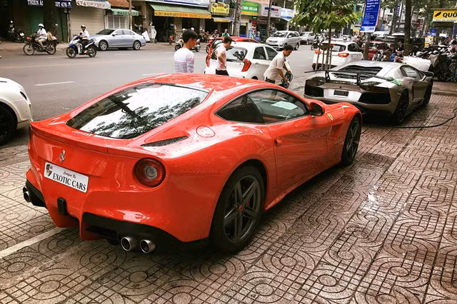 Tiếp đến là siêu ngựa Ferrari F12 Berlinetta với ngoại thất màu đỏ tươi. Xe sử dụng động cơ V12, dung tích 6,3 lít, sản sinh công suất tối đa 730 mã lực và mô-men xoắn cực đại 690 Nm.