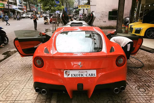 F12 Berlinetta mất khoảng 3,1 giây để tăng tốc lên 100 km/h từ vị trí xuất phát trước khi đạt vận tốc tối đa 340 km/h.