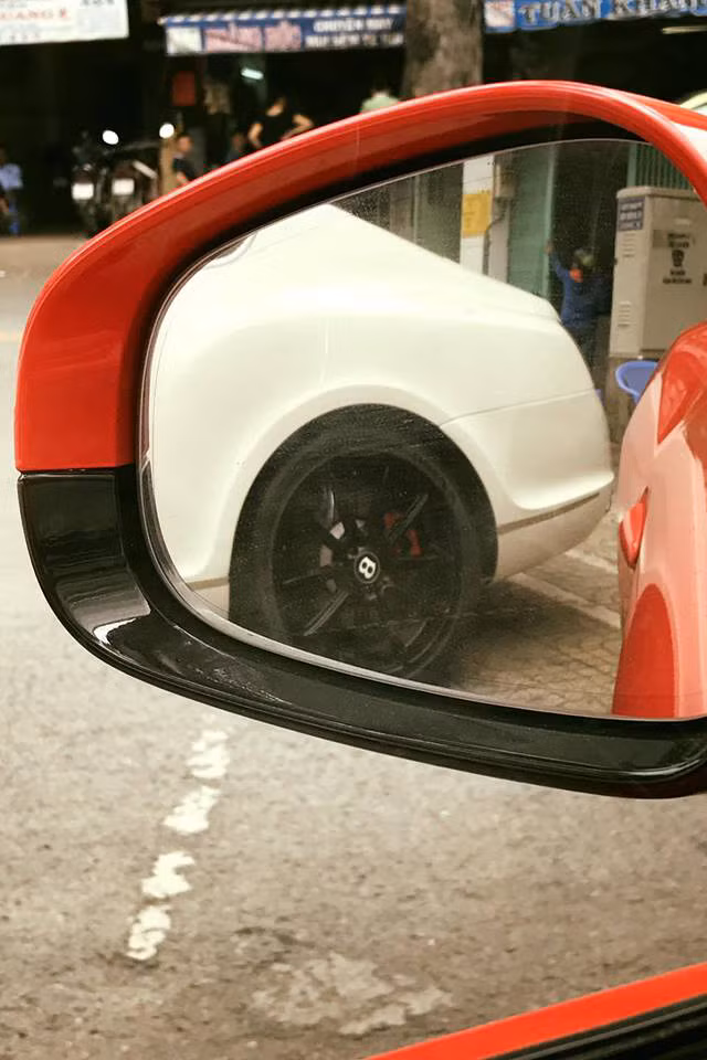 Cái tên nhắc đến cuối cùng trong cuộc hội ngộ “không hẹn mà gặp” này chính là Bentley Continental GT với gói độ body kit Supersports. Ở dạng tiêu chuẩn, giá bán của Continental GT vào khoảng 11,17 tỷ đồng.