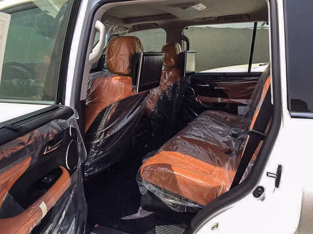 Hệ thống truyền động cũng không có sự thay đổi so với LX570 tiêu chuẩn, vẫn là động cơ xăng V8, dung tích 5,7 lít quen thuộc tạo ra công suất tối đa 367 mã lực và mô-men xoắn cực đại 530Nm kết hợp với hộp số tự động 8 cấp tiêu chuẩn. 