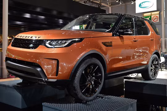 Land Rover Discovery 2018 sẽ có hai bản trang bị là SE và HSE dự kiến sau Thái Lan sẽ tiếp tục ra mắt tại một số thị trường tại khu vực Đông Nam Á. Giá bán Discovery mới tương ứng 2 phiên bản này từ 6,499 triệu Baht (khoảng 4,4 tỷ đồng) và 6,999 triệu Baht (tương đương 4,77 tỷ đồng).