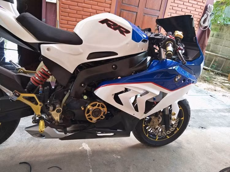 Phía bên phải cũng có thể nhận thấy bưởng côn và dàn chân được thay thế, táy phanh và đĩa phanh được thay bằng loại của Biker, ống xả nhét gầm và sử dụng heo phanh RPM trong khi giảm xóc sau giữ nguyên.