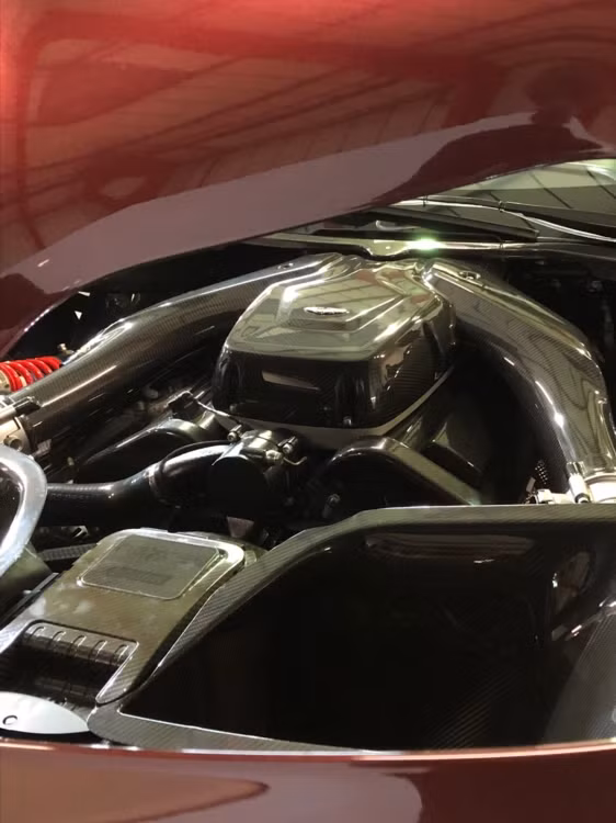 Phiên bản đường phố vẫn sở hữu hàng loạt hệ thống an toàn cao cấp như phanh Brembo, đĩa phanh gốm carbon đường kính 380mm trước và 360mm sau. Để đảm bảo khả năng chạy ổn định ở tốc độ cao, hệ thống treo chuyên biệt với giảm chấn điều chỉnh và thanh giằng chống lật xe, hệ thống kiểm soát lực kéo và hệ thống ABS theo điều chỉnh của lái xe.