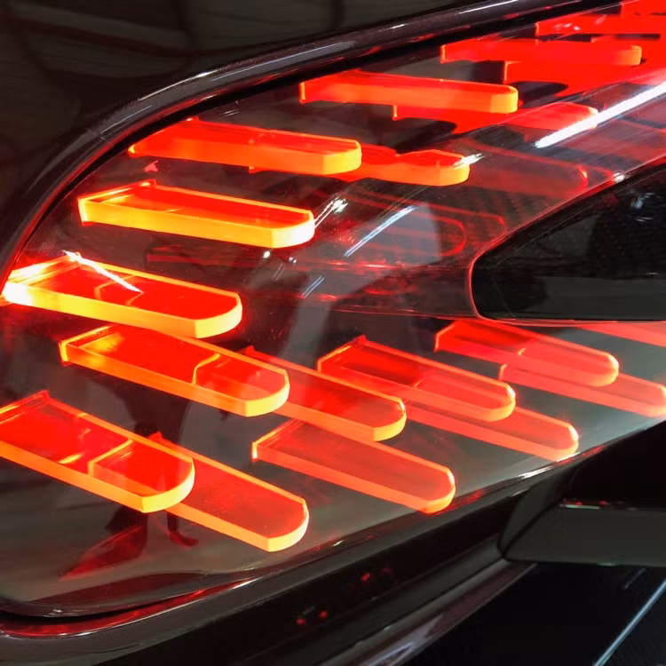  Hãng siêu xe Aston Martin đã từng tiến hành giao những chiếc Vulcan đầu tiên cho các thượng khách của mình tại trường đua F1 Abu Dhabi, đi kèm với việc tổ chức một khoá huấn luyện lái xe đặc biệt, do các tay lái lão luyện từ đội đua Aston Martin Racing bởi Vulcan là một siêu phẩm tốc độ chỉ dành cho trường đua, có thể tạo ra những trải nghiệm lái xe đua thể thao hàng đầu từ một thương hiệu xe thể thao sang trọng có bề dày lịch sử lâu đời của Anh quốc.