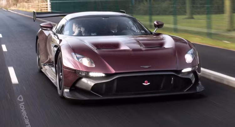 Theo những hình ảnh được Richard Meaden đăng tải trên Twitter cá nhân, chiếc xe được đề cập đến trong bài vẫn sở hữu thiết kế nguyên bản ban đầu của siêu xe đua Aston Martin Vulcan, chỉ khác ở việc được bổ sung thêm hệ thống đèn pha phía trước cũng như thiết kế lại phần cản sau đặc biệt để có thể lắp biển số phía sau.