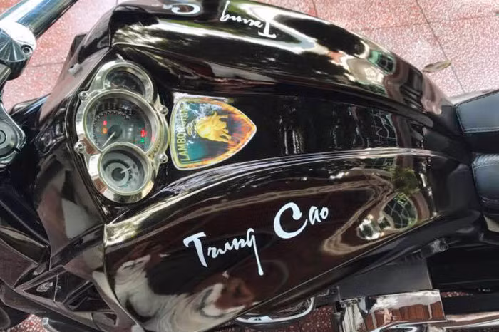 Xế độ được thiết kế lại hoàn toàn các chi tiết như cụm đèn pha dạng LED, đèn hậu, ghi-đông, yên xe và bình xăng được cắt ngắn tích hợp thêm cụm đồng hồ, kính chiếu hậu và tay ga Rizoma, nằm hai bên tay lái vẫn là bao tay và cụm công tắc từ V-Rod, gác chân độ lại cao hơn 15cm nhằm giúp điều khiển xe thoải mái hơn cho người có chiều cao 1m65.