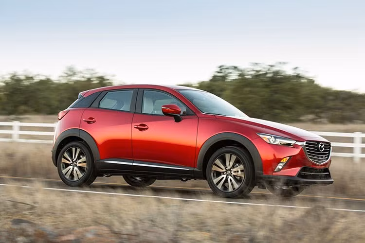Mazda CX-3 sử dụng động cơ xăng SkyActiv-G 4 xi-lanh dung tích 2 lít, công suất 156 mã lực mô-men xoắn cực đại 204 Nm đi cùng hộp số tự động 6 cấp. Ngoài ra còn có thêm bản CX-3 động cơ diesel dung tích 1.5L với 105 mã lực. Các tính năng an toàn của Mazda CX-3 2017 bao gồm 6 túi khí, phanh ABS, EDM, hỗ trợ khởi hành ngang dốc và móc lắp ghế dành cho trẻ em tương tự như trước.