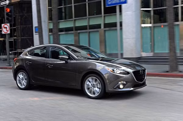 Phiên bản Mazda3 nâng cấp ra mắt ngày 16/5/2017. Về tổng thể, phải nói rằng Mazda 3 là một chiếc xe vô cùng thể thao với kiểu dáng hiện đại, trẻ trung. Xe vẫn sử dụng động cơ 1.5L, và cả 2.0, hộp số tự động 6 cấp Skyactiv, công nghệ cam kép DOHC. Các trang bị gồm cửa sổ trời, điều hoà 2 vùng, cảm biến mưa, cảm biến ánh sáng, hệ thống kiểm soát gia tốc G-Vectoring Control,Cruise Control, phanh tay điện tử.