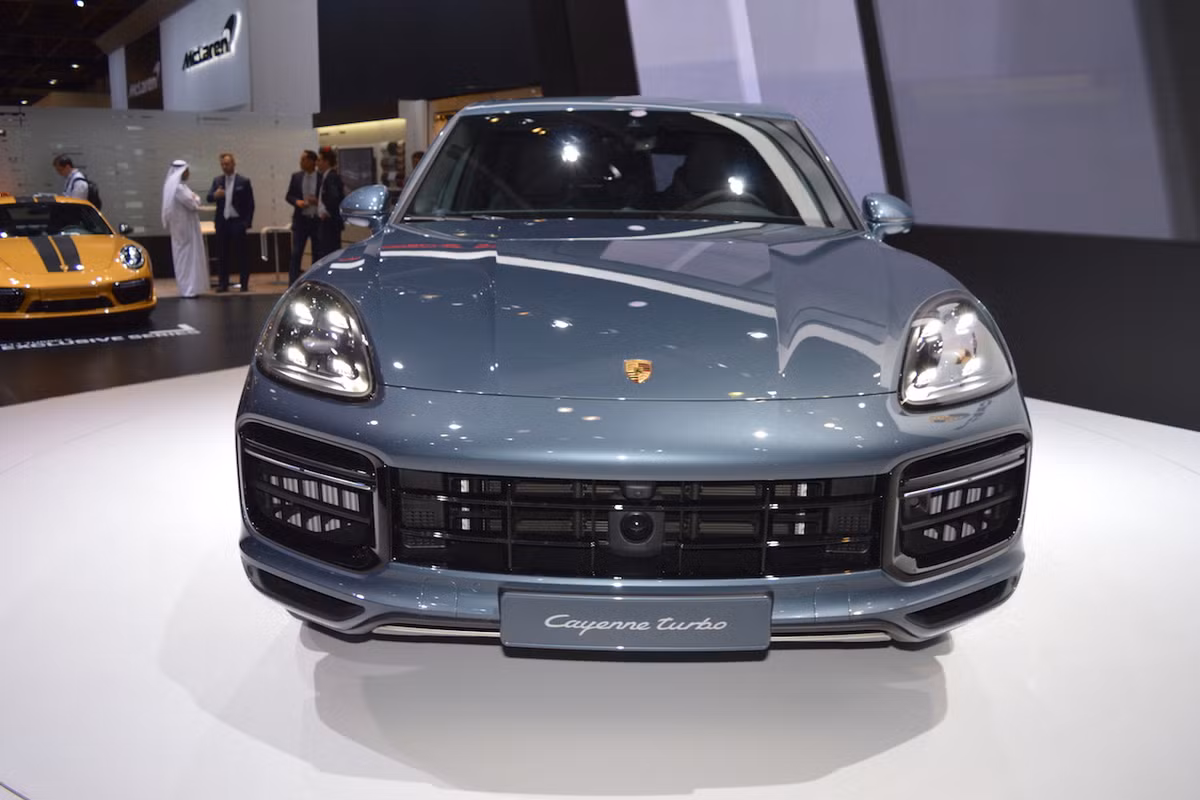 Porsche Cayenne Turbo 2018 sở hữu động cơ hiệu suất cao đứng đầu của dòng Porsche Cayenne năm 2018. Điểm nhấn chính của nó là hiệu suất thể thao mạnh mẽ đạt được từ một động cơ xăng V8 4.0 lít turbo kép.