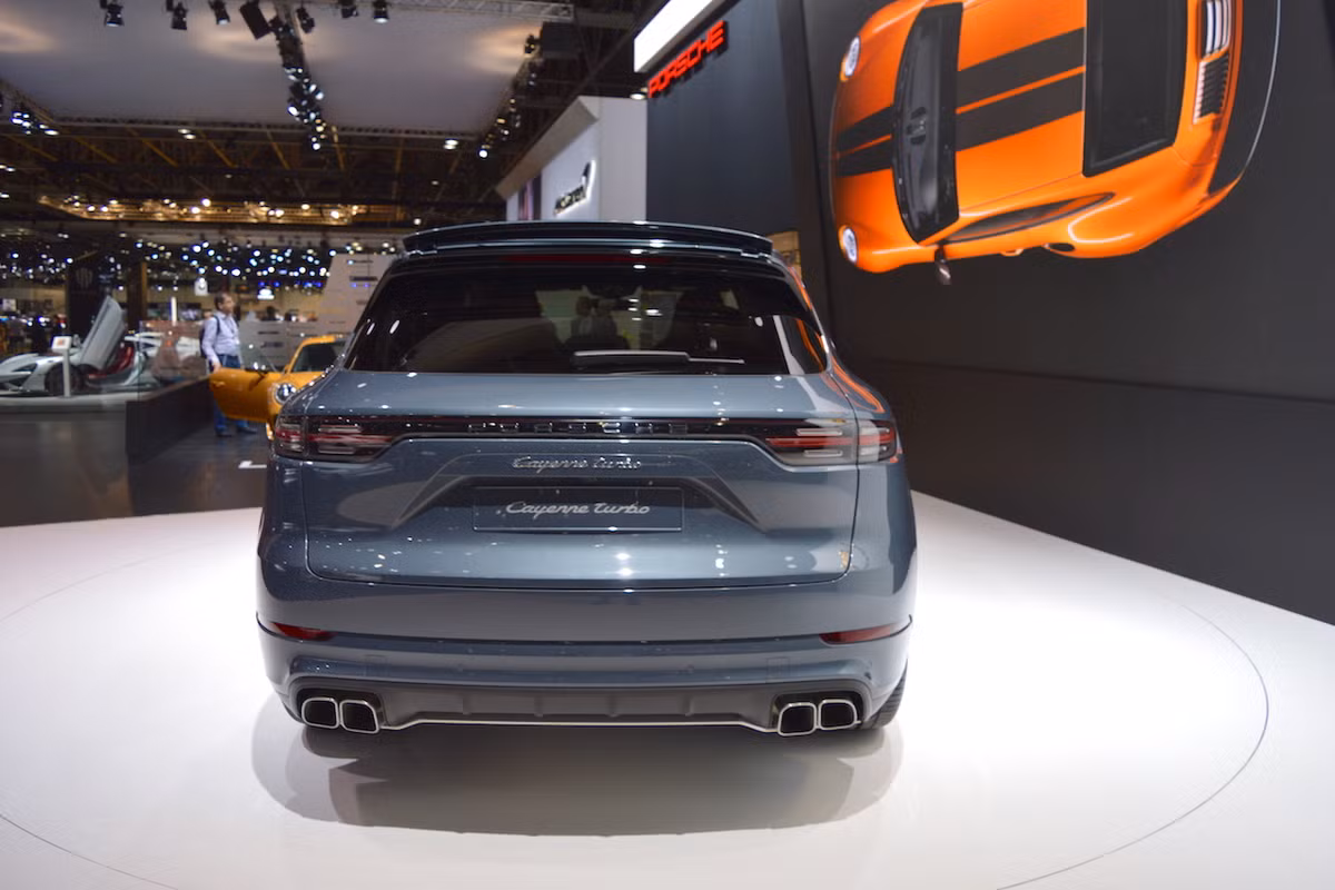 Một điểm đặc biệt khác của Cayenne Turbo 2018 là hệ thống cánh hướng gió chủ động phía sau, vừa đảm nhiệm chức năng ổn định cho xe, vừa hoạt động như một loại phanh gió khi xe cần giảm tốc.