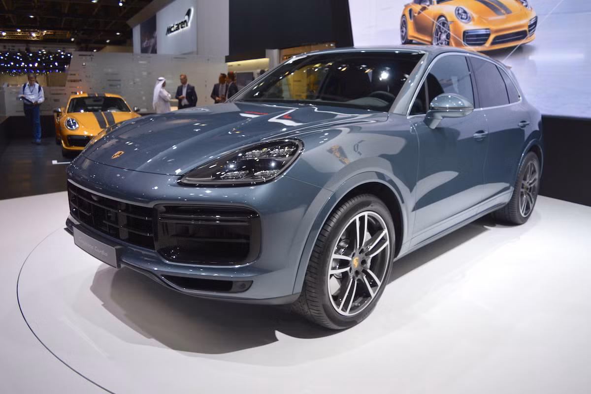 Sau khi ra mắt thế giới tại IAA 2017, mẫu xe sang Porsche Cayenne Turbo năm 2018 hiện đã góp mặt tại Triển lãm ôtô Dubai năm 2017 dành cho các khách hàng tại Trung Đông. Khách hàng sẽ nhận được xe vào đầu năm 2018, đi kèm với giá bán lẻ tại đây khởi điểm từ 554.300 AED (khoảng 3,424 tỷ đồng).