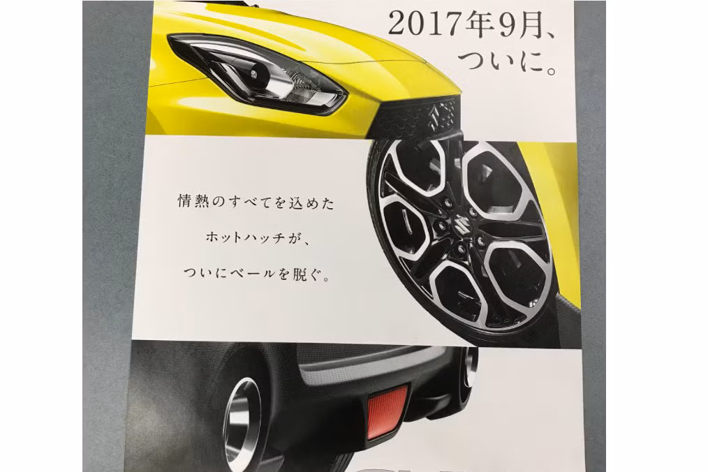 Toàn bộ không gian nội thất bên trong với tông màu chủ đạo đen-đỏ, một số chi tiết sử dụng màu đỏ tươi như dòng chữ 'Sport' được thêu trên tựa đầu ghế ngồi, ngoài ra còn xuất hiện tại một số khu vực khác như bảng điều khiển trung tâm hay cần số. Trung tâm bảng táp-lô là màn hình cảm ứng màu LCD hiển thị đa chức năng, cần số bọc da khá bắt mắt.
