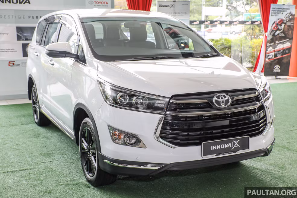 Về ngoại hình, lưới tản nhiệt bản rộng vẫn được giữ nguyên, tuy nhiên đã được tinh chỉnh lại thể thao hơn với những thanh kim loại mạ crom được nối liền hai cụm đèn pha sắc sảo tạo điểm nhấn đáng kể cho phần đầu xe, bên dưới là logo Innova 2.0X, cụm đen pha halogen được thay bằng dạng LED cao cấp hơn.