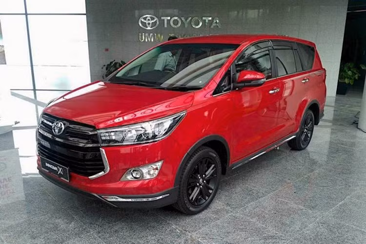 Innova 2.0X sẽ được Toyota tại Malaysia bán với giá 132.800 RM tương đương khoảng 712 triệu đồng. Bên cạnh đó các phiên bản hiện tại của Innova cũng được điều chỉnh tăng nhẹ từ 1.000-2.000 RM. Cụ thể bản 2.0E MT 107.800 RM (~585 triệu đồng), 2.0E AT 115.800 RM (~630 triệu đồng) và bản 2.0G AT 123.800 RM (~ 672 triệu đồng).