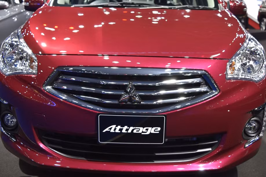 Trong khi đó, cụm đèn sương mù dạng gương cầu nằm đối xứng ở hai bên trên cản trước của xe, với đường viền bao quanh dạng led thẳng đứng khá bắt mắt và ấn tượng, đây được coi là một điểm nhấn trên xe.