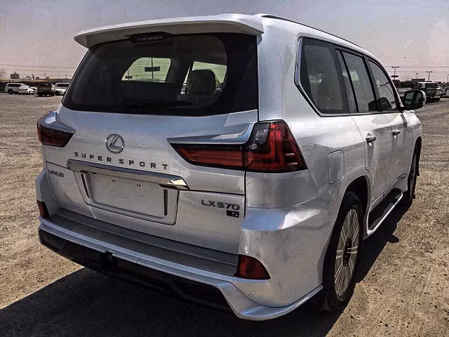 Phần đuôi xe được bổ sung thêm cản sau riêng và thiết kế đèn hậu không có sự thay đổi. Tuy nhiên, Lexus LX570 Superior tại Trung Quốc và Trung Đông không có logo "Superior" trên cửa khoang hành lý như phiên bản ở Nga. Thay vào đó là dòng chữ Super Sport.