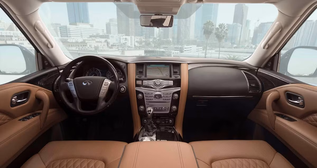 Về thiết kế nội thất cơ bản không có thay đổi gì so với các phiên bản trước đó ngoài những chi tiết ốp gỗ mới, giá đựng cốc tái thiết kế và hệ thống chiếu sáng cụm điều khiển trung tâm khác biệt.