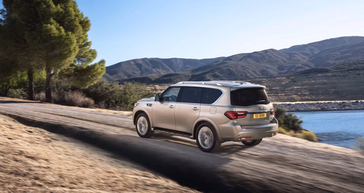 Động cơ này tạo ra công suất tối đa 400 mã lực và mô-men xoắn cực đại 560 Nm. Sức mạnh được truyền tới bánh thông qua hộp số tự động 7 cấp. Hệ dẫn động 4 bánh chỉ là trang bị tùy chọn. Hiện chưa có thông tin về giá bán của Infiniti QX80 2018. Nguồn ảnh: motorauthority.