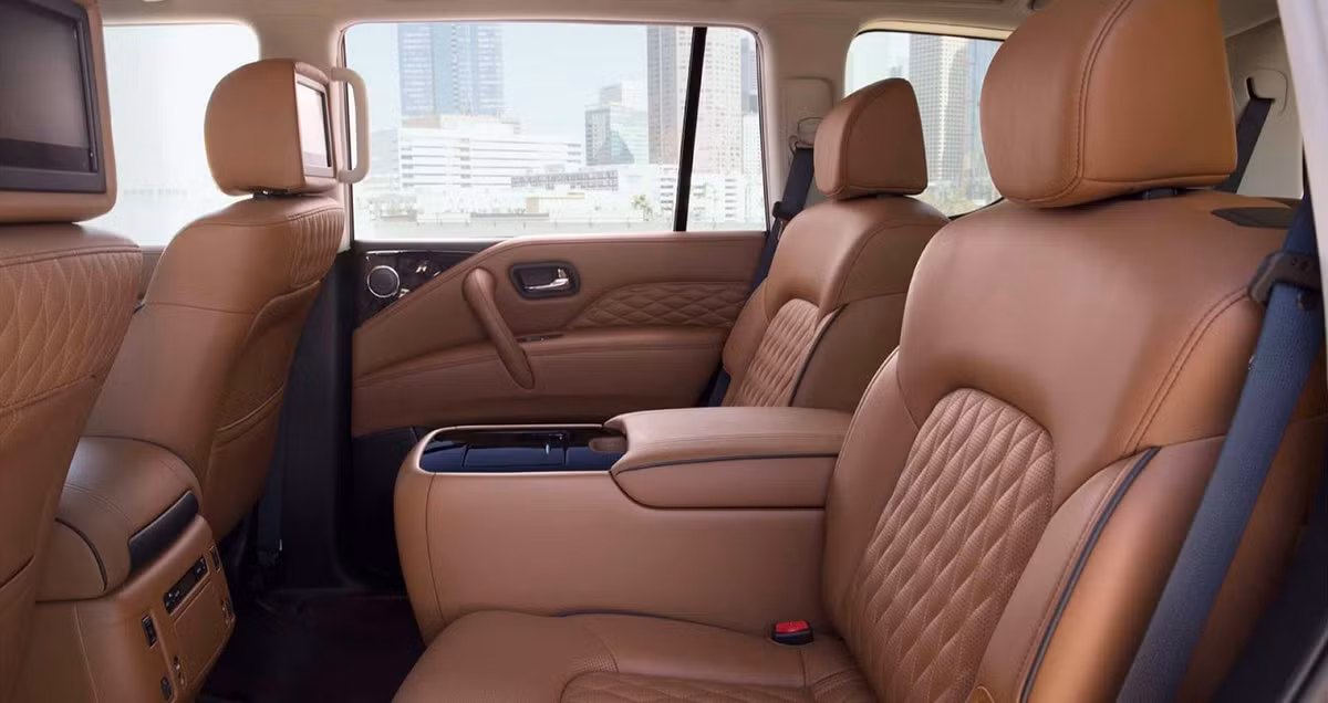 Infiniti còn bổ sung vật liệu cách âm, thảm sàn màu đen và hệ thống thông tin giải trí hàng đầu cho hàng ghế sau.