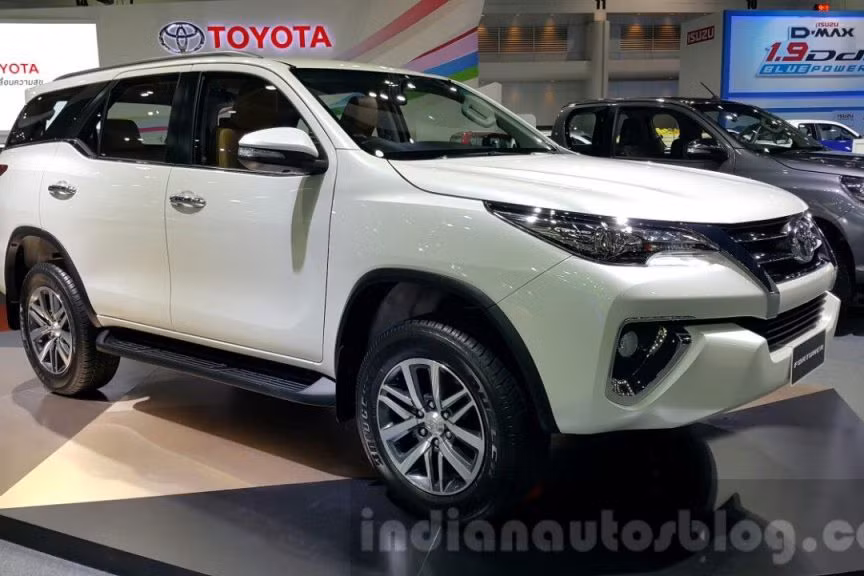 Tại thời điểm vào tháng 5/2017, doanh số của Toyota Fortuner đạt 1.961 chiếc. Bước sang tháng 6/2017 (một tháng trước khi triển khai GST), doanh số bất ngờ giảm xuống mức thấp kỷ lục với 356 chiếc được xuất xưởng (đối với Fortuner thế hệ thứ hai).