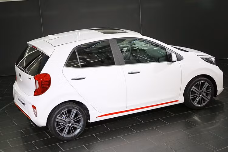 Kia Morning sử dụng động cơ 1.25L cho 4 phiên bản. Mẫu xe cho công suất 86 mã lực tại 6.000 vòng/phút, mô-men xoắn cực đại 120 Nm tại 4.000 vòng/phút, đi kèm hộp số sàn 5 cấp và tự động 4 cấp với tốc độ tối đa.