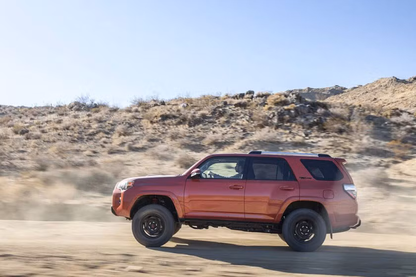 Bạn sẽ thấy ba chiếc SUV của Toyota trong danh sách các loại xe mà chủ xe có xu hướng giữ lâu nhất. Chiếc 4Runner được biết đến với độ tin cậy, đó là một trong những lý do tại sao chủ sở hữu ban đầu của nó có thể muốn giữ nó lâu hơn mức trung bình.