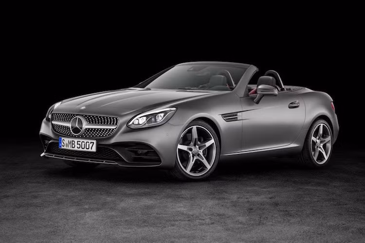 Mẫu xe thể thao Mercedes-Benz SLK cũng không gây quá nhiều ngạc nhiên khi nằm trong danh sách với 9,0 năm sử dụng. Cụm từ SLK là viết tắt của 3 chữ Sporty, Light, và Compact nghĩa là thể thao, nhẹ và nhỏ gọn, 3 yếu tố cốt lõi mà Mercedes-Benz hướng đến trên dòng xe này.