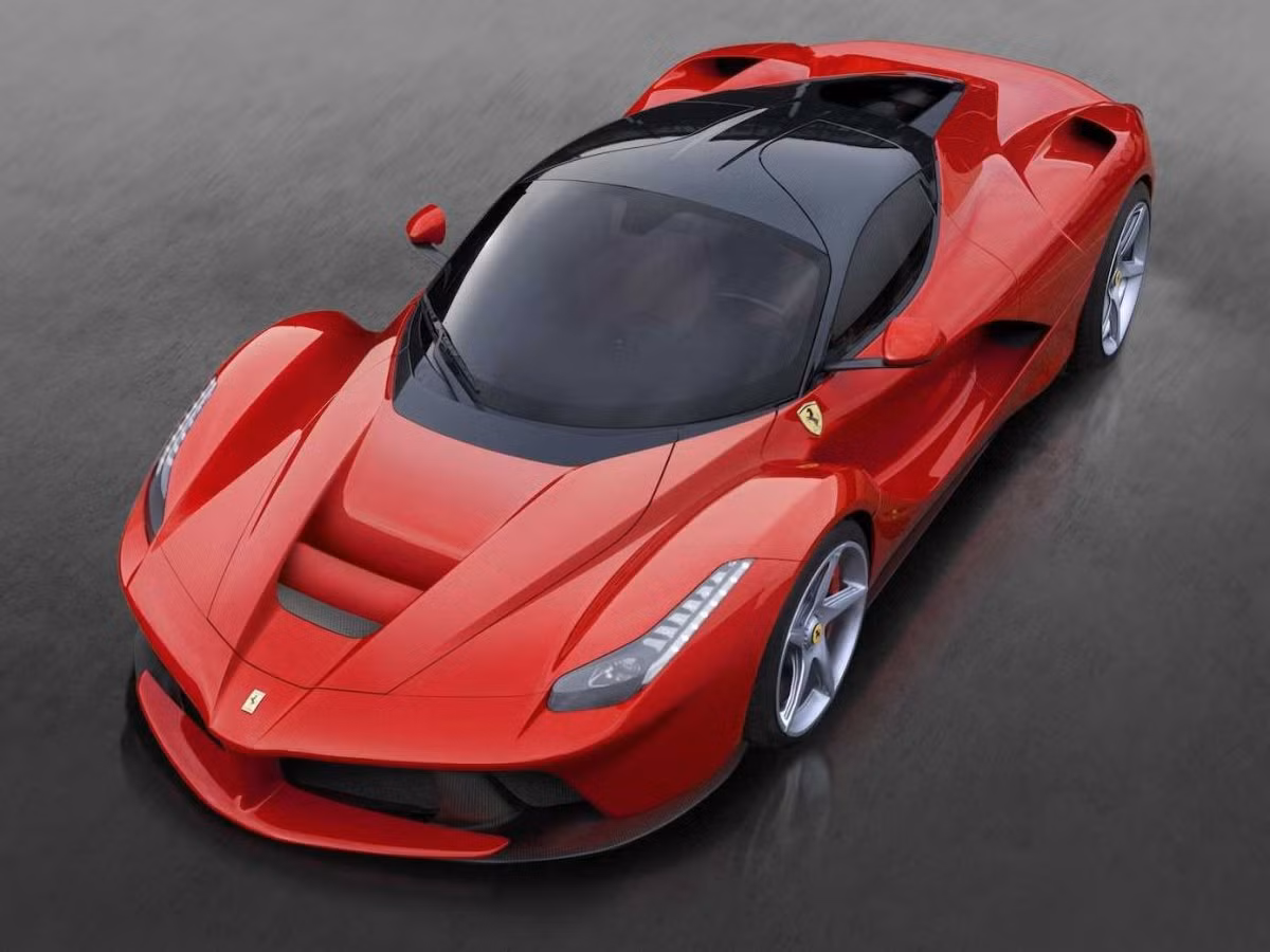 Ferrari bước vào sân chơi thế kỉ 21 với siêu xe hybrid LaFerrari có giá hơn 1 triệu USD. Tuy nhiên, Ferrari LaFerrari chỉ được sản xuất giới hạn 499 chiếc. Đây cũng là mẫu siêu xe đầu tiên và duy nhất của hãng Ferrari sử dụng hệ dẫn hybrid.