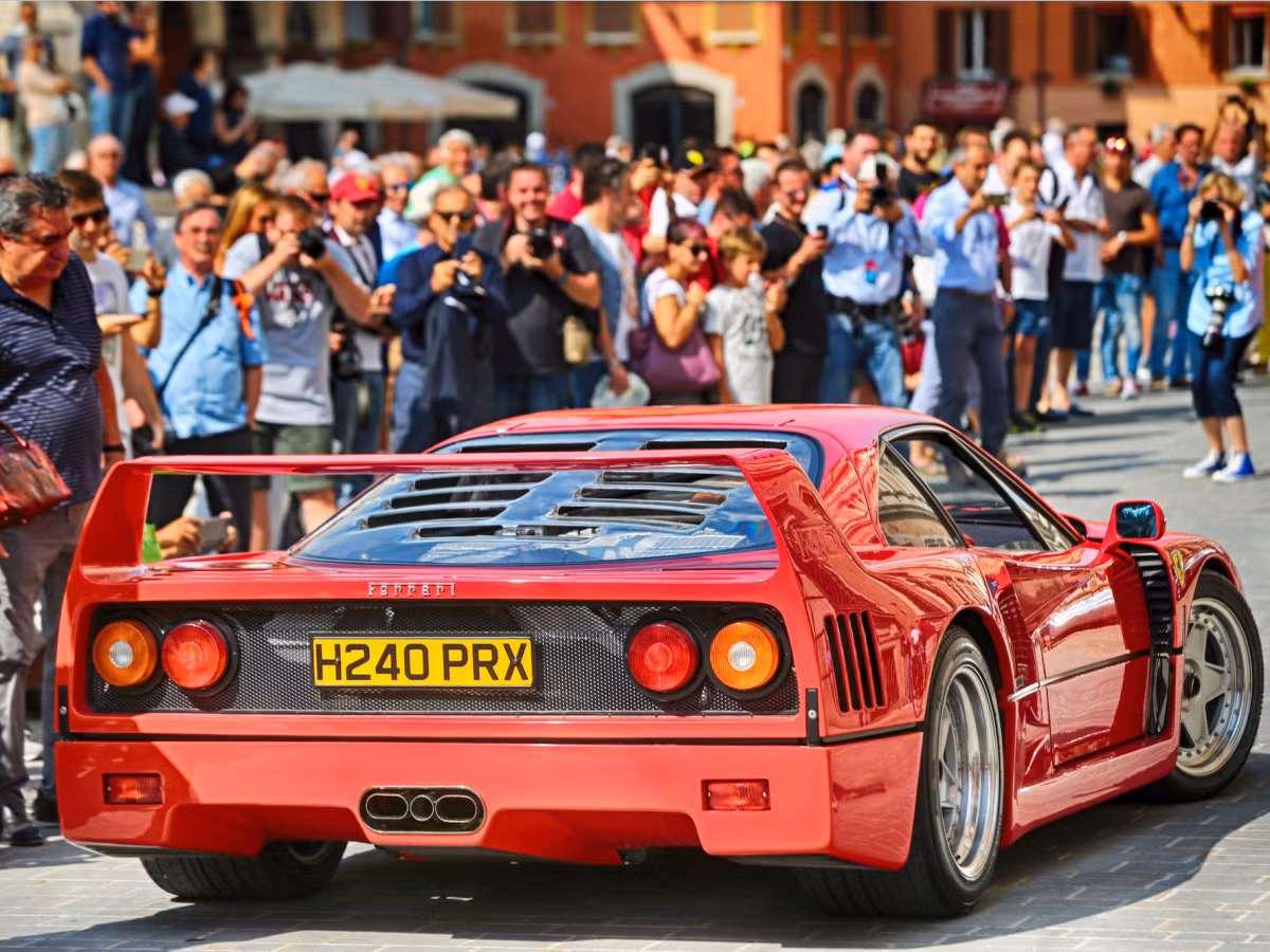 Mẫu siêu xe Ferrari F40 được sản xuất nhân dịp kỉ niệm 40 năm thành lập hãng. Xe được bán ra thị trường từ năm 1987-1992 và không sở hữu kiểu dáng sang chảnh như những dòng xe khác nhưng lại lôi cuốn những tay đua đam mê tốc độ nhờ sự mạnh mẽ của khối động cơ V8, tăng áp kép có công suất 478 mã lực và tốc độ tối đa lên tới 323 km/h.