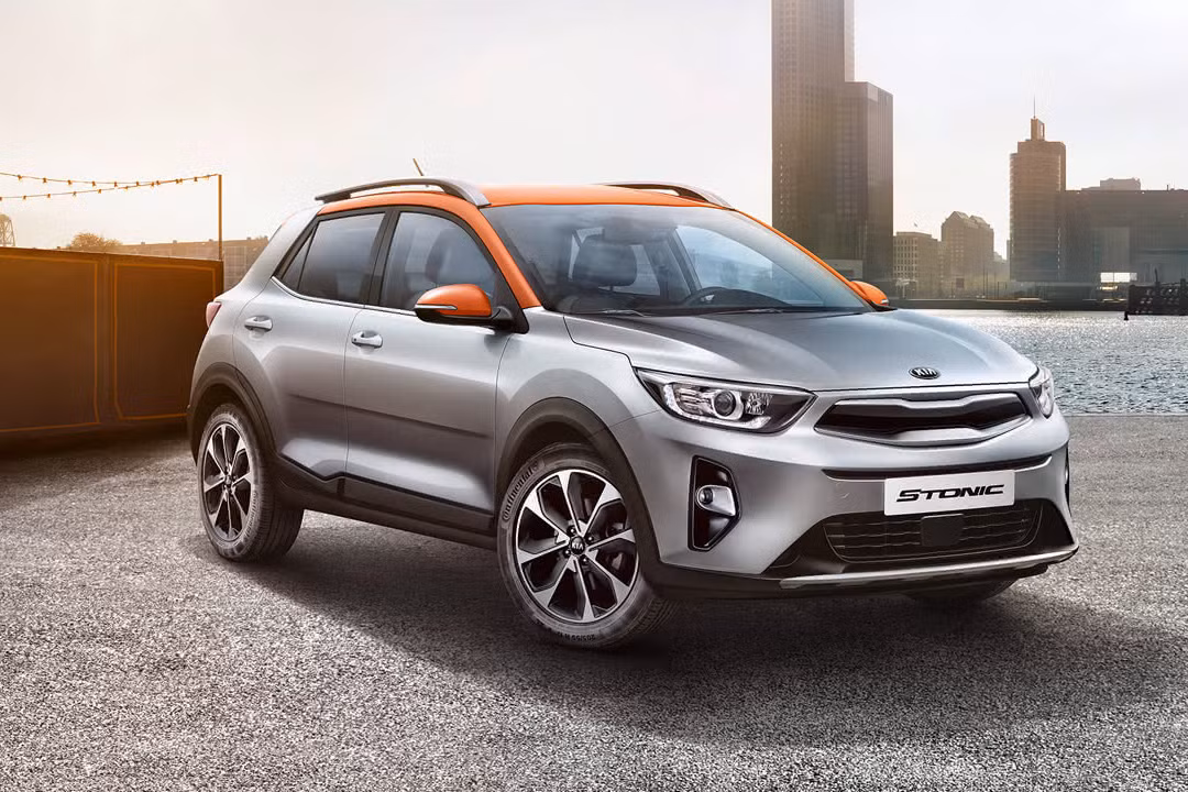 Kia Stonic 2018 mới sở hữu các thiết kế đặc trưng như lưới tản nhiệt "miệng hùm".Cụm đèn pha/đèn hậu hình thang dạng LED, chắn bùn dày dặn với tấm ốp nhựa khiến xe càng thêm “đầm chắc”. Bên cạnh đó, điểm ăn khách của Stonic còn nằm ở không gian nội thất rộng rãi hàng đầu phân khúc và khoang chứa hành lý với thể tích 352 lít.