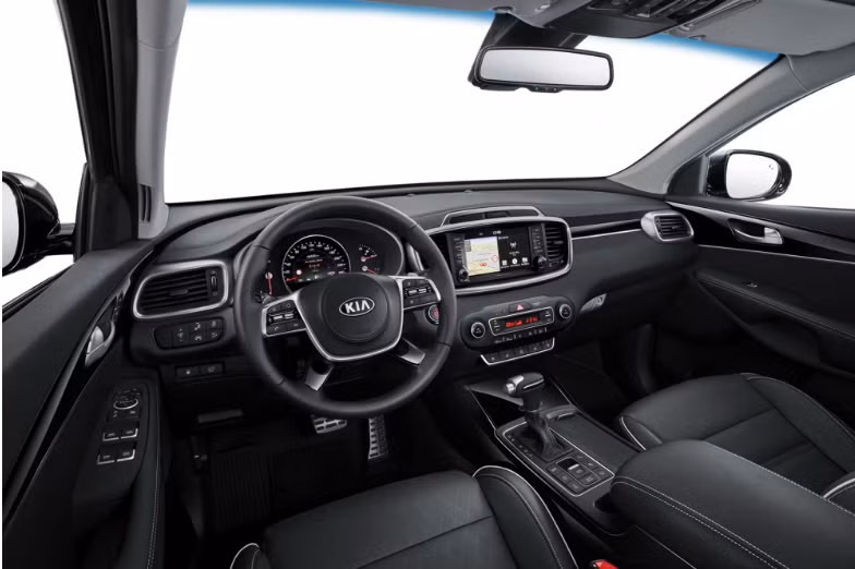 Không gian nội thất được bọc da mới và các chất liệu mềm; tay lái, bảng đồng hồ trung tâm và cụm điều khiển điều hoà được làm mới. Hệ thống thông tin giải trí mới hỗ trợ Apple CarPlay và Android Auto, màn hình trung tâm kích thước 8”; tuỳ chọn hệ thống loa Harman Kardon,...