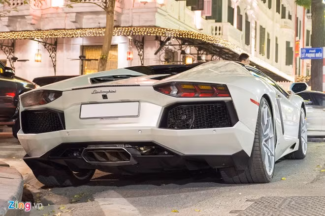Tại Mỹ, siêu xe mui trần Aventador của Lamborghini có giá bán đề xuất từ hơn 400.000 USD. iá trị ước tính của chiếc xe này nếu tính đủ thuế sẽ khoảng 26 tỷ đồng tại thị trường Việt Nam