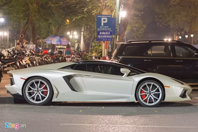 Aventador Roadster LP700-4 sở hữu thiết kế không khác biệt so với phiên bản coupe. Kiểu dáng bắt mắt cùng khả năng vận hành được đánh giá cao giúp dòng xe này trở thành "cỗ máy in tiền" của Lamborghini, với lượng khách hàng đông đảo.