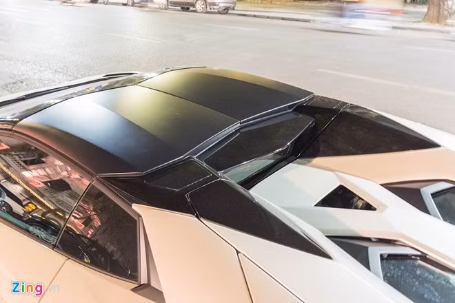 Ngoại trừ phần mui xe được thiết kế đặc biệt gồm 2 tấm sợi carbon, nặng 6 kg mỗi tấm. Quá trình đóng, mở mui thực hiện hoàn toàn thủ công. Hai tấm mui xe có thể để trong cốp đồ phía trước sau khi tháo rời.