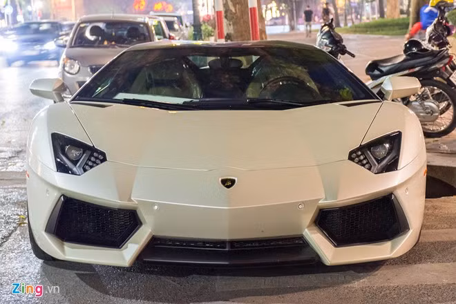 Trong khi đó, chiếc màu đỏ thường xuyên xuất hiện trên phố nhưng vẫn mang biển số đặc biệt.