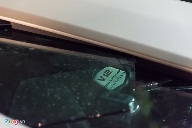 Cung cấp sức mạnh cho xe là khối động cơ V12, dung tích 6,5 lít như bản coupe, công suất tối đa 700 mã lực tại 8.250 vòng/phút, mô-men xoắn cực đại 690 Nm tại 5.500 vòng/phút, có khả năng tăng tốc 0-100 km/h trong 2,9 giây, tốc độ tối đa đạt 349 km/h .