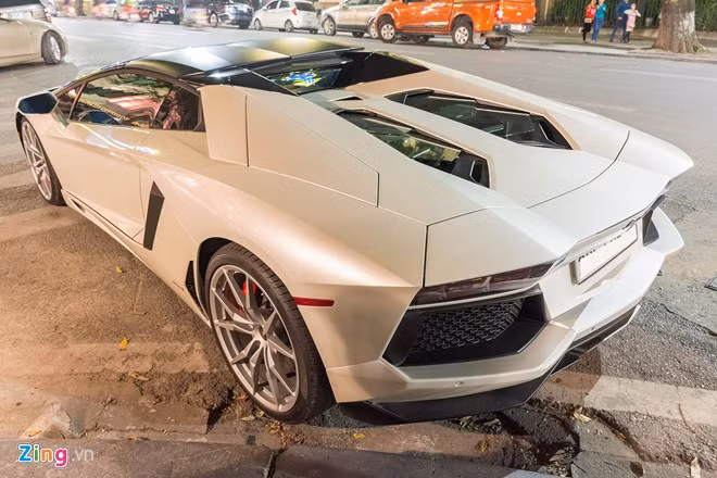 So với bản mui cứng, Aventador Roadster có sự thay đổi ở nắp khoang động cơ và được gia cường kết cấu trụ phía sau để tăng sự ổn định, an toàn khi chạy xe ở vận tốc cao.