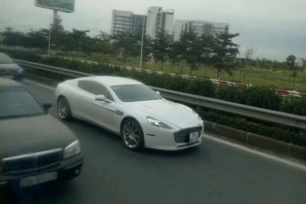 Tại thị trường Mỹ, siêu xe Aston Martin Rapide S có giá bán tiêu chuẩn từ 206.000 USD (khoảng gần 5 tỷ đồng). Sau khi về Việt Nam, mức giá của mẫu xe này được giới thạo tin dự đoán vào khoảng hơn 10 tỷ đồng.