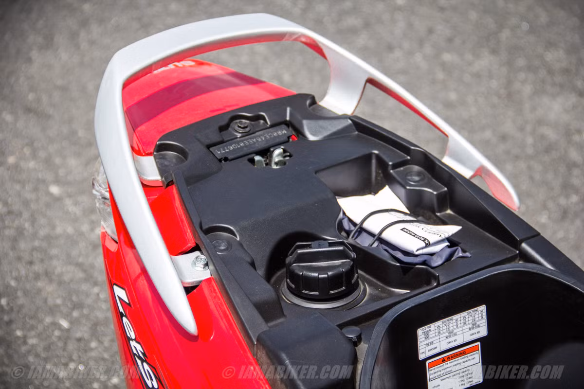 Hộc đựng đồ khá nhỏ chỉ đủ đựng vừa một chiếc mũ bảo hiểm nửa đầu.