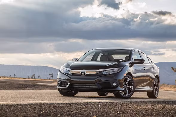 Honda Civic 2017 sedan có kích thước tăng lên đáng kể và tối ưu hóa khí động học. So với thế hệ trước, mẫu xe này có chiều dài cơ sở tăng 30mm, rộng hơn 51mm và gầm thấp hơn 25mm. Nền tảng mới được chế tạo chủ yếu bằng thép cường lực, giúp cải thiện độ cứng xoắn 25% và giảm trọng lượng xe 31kg.